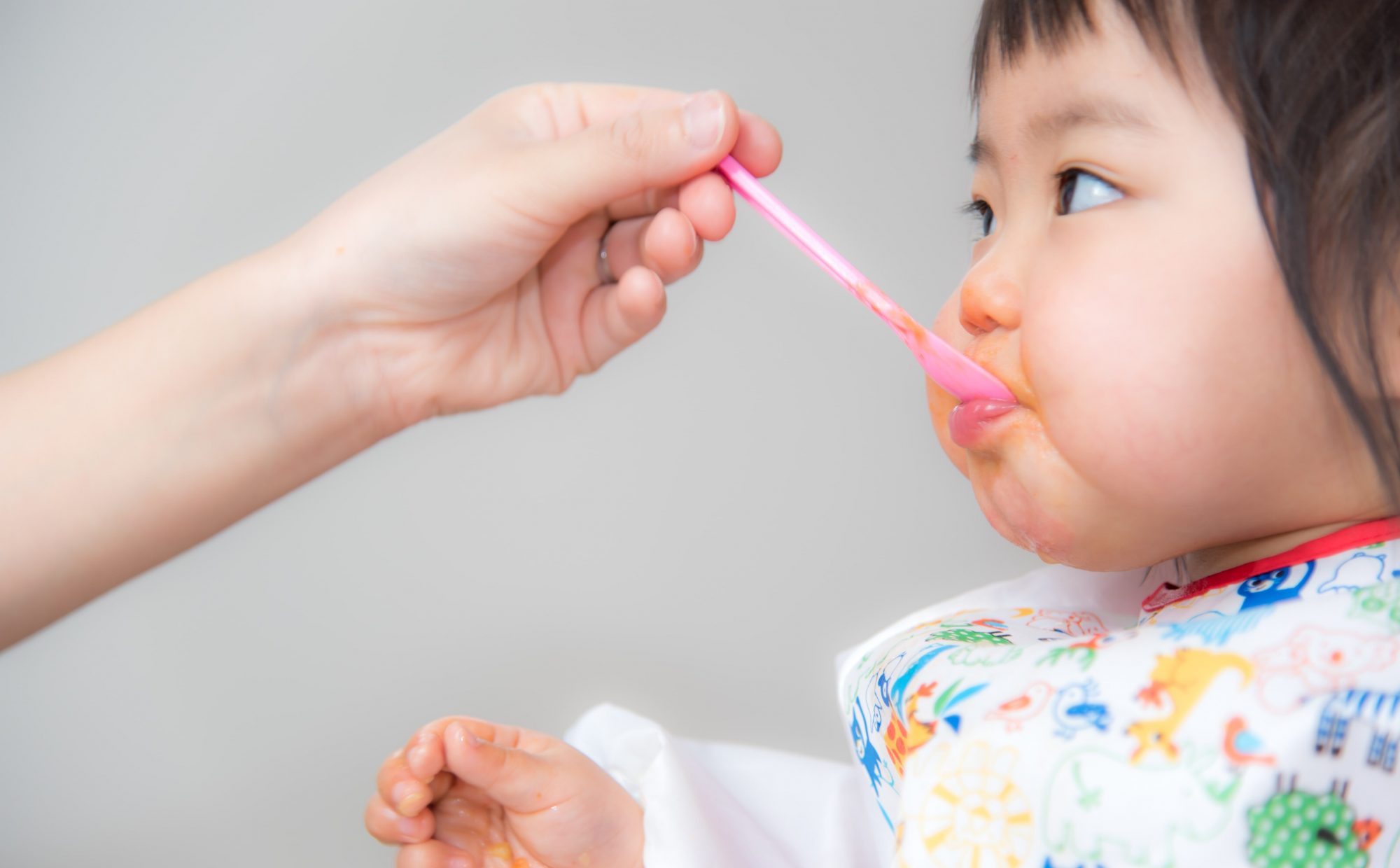 離乳食を食べる子供の写真