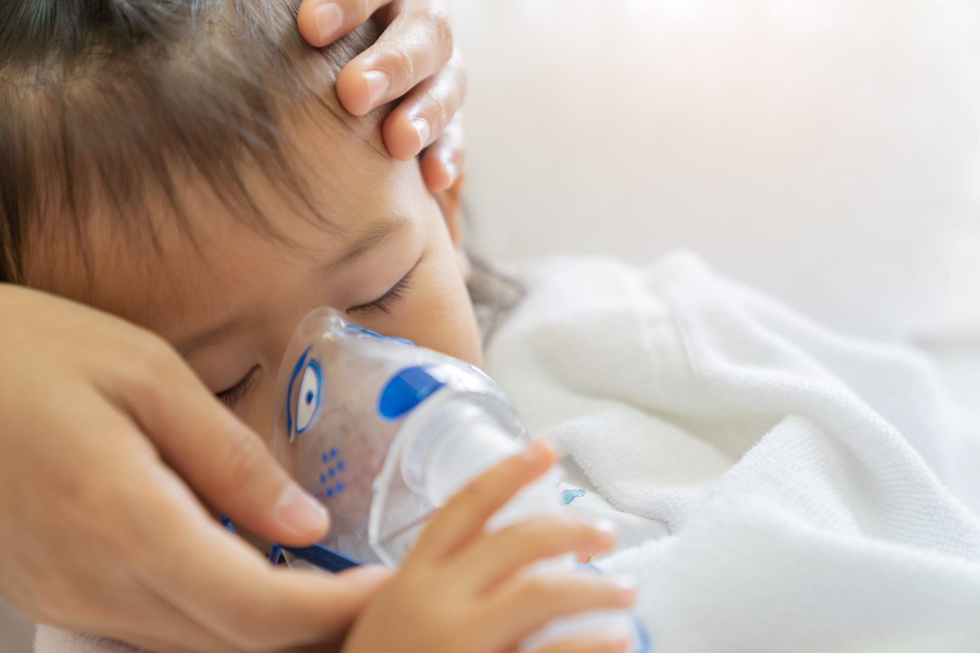 呼吸器をつける子供の写真
