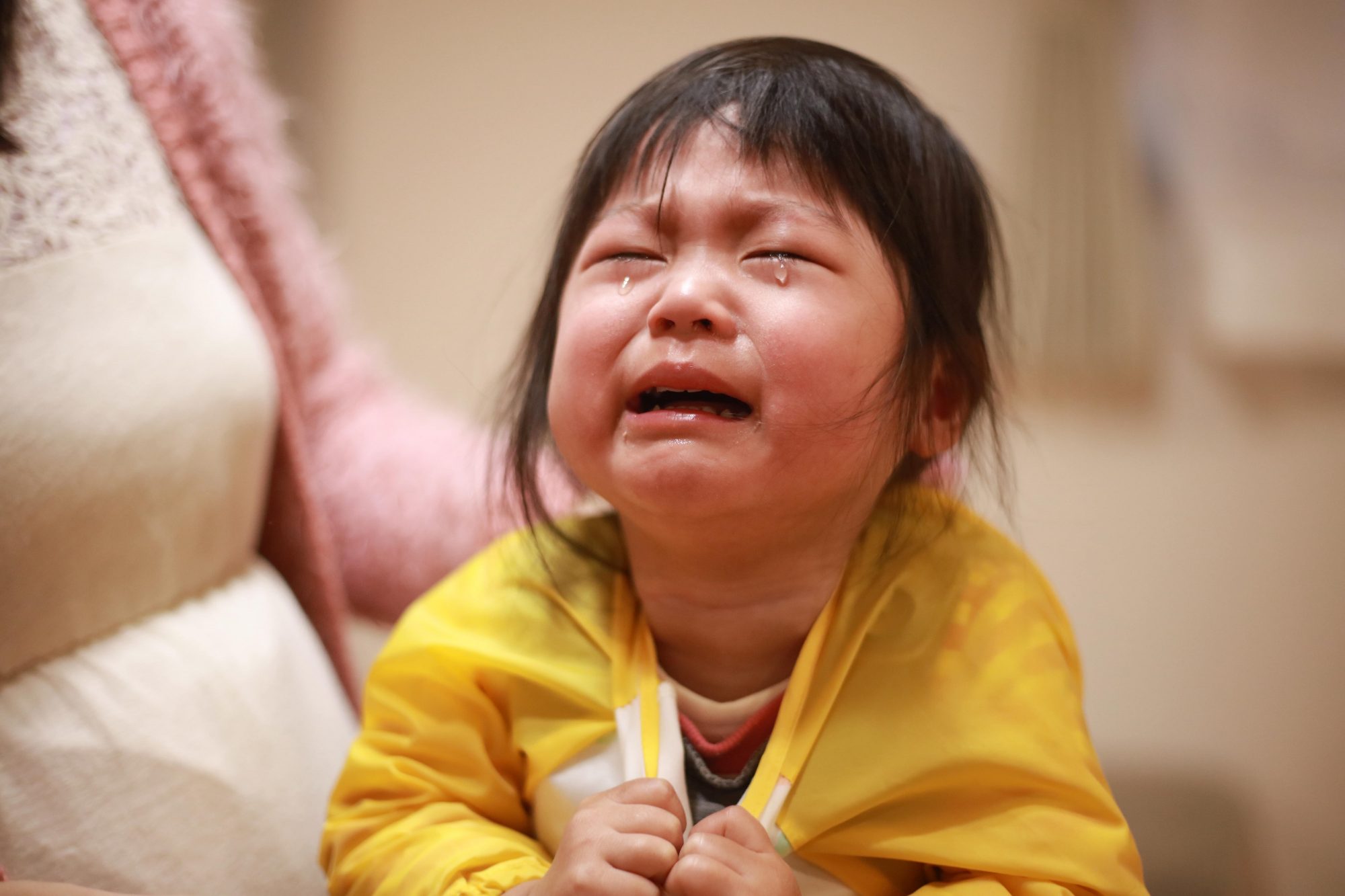 泣いてる子供の写真