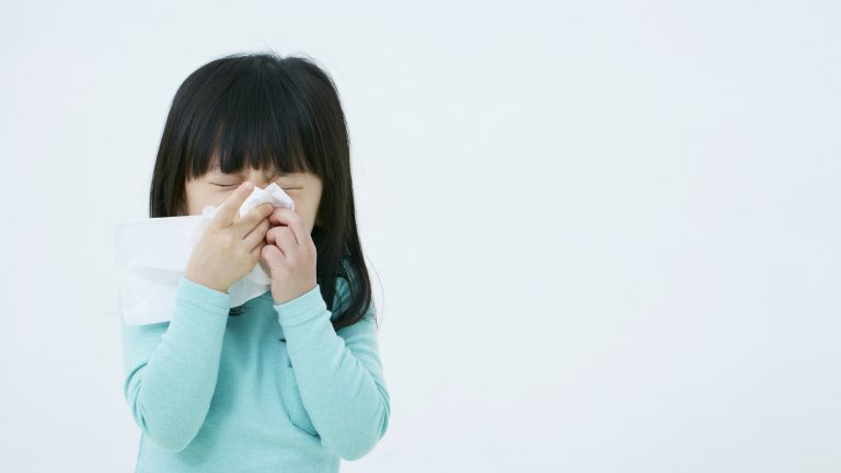咳をする子供の写真